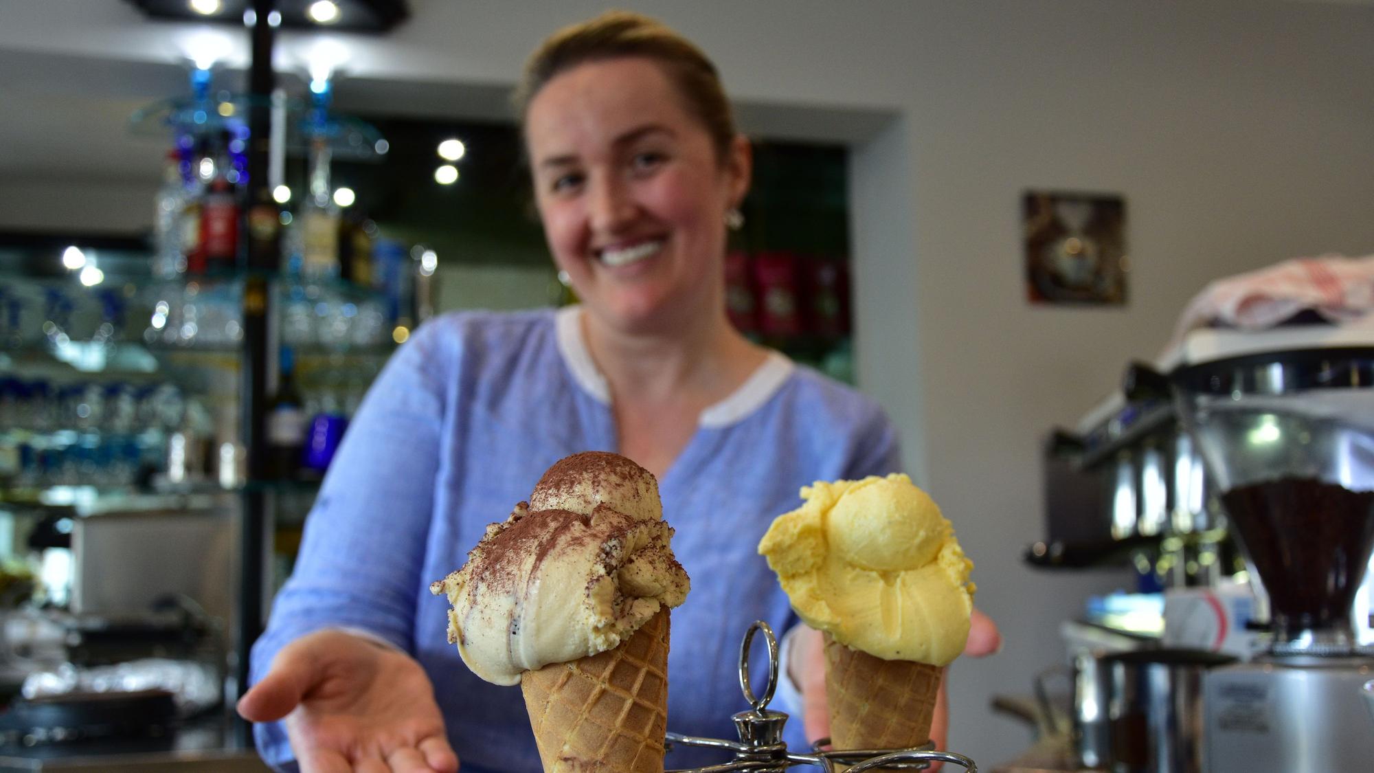 Test Eisdielen, beliebt und besonders: echtes Vanille-Bourbon-Eis (r.) und Tiramisu-Eis. Serviert von Arjana Kozhani (Eiscafé Giardino in Sankt Augustin-Niederpleis)