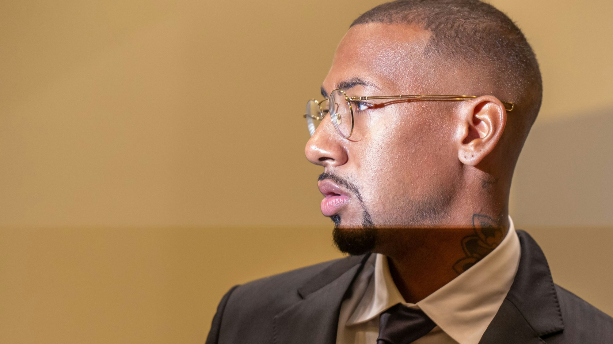 ARCHIV - 21.10.2022, Bayern, München: Der Fußball-Profi und ehemalige Nationalspieler Jérôme Boateng steht zu Beginn der Fortsetzung im Berufungsprozess im Gerichtssaal des Landgerichts München I.