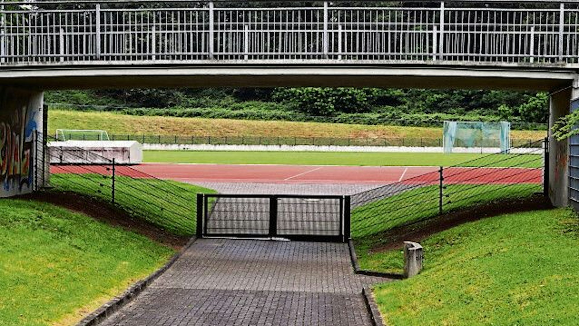 Auf dem Bild ist ein Sportplatz zu sehn
