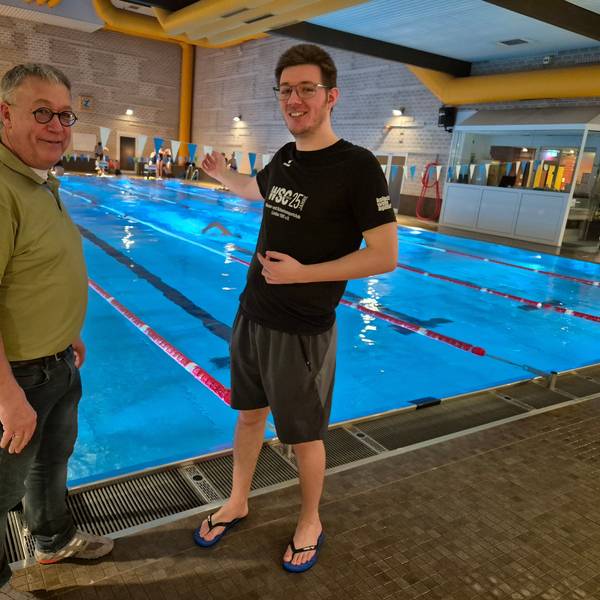 Bild von zwei Männern, im Hintergrund ein Schwimmbecken