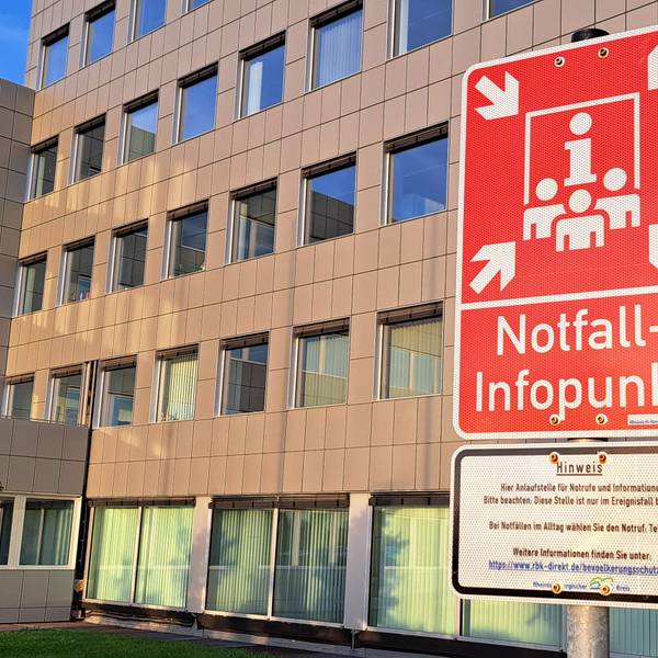 Ein Notfall-Infopunkt-Schild steht vor dem kreishaus in Bergisch Gladbach-Heidkamp.