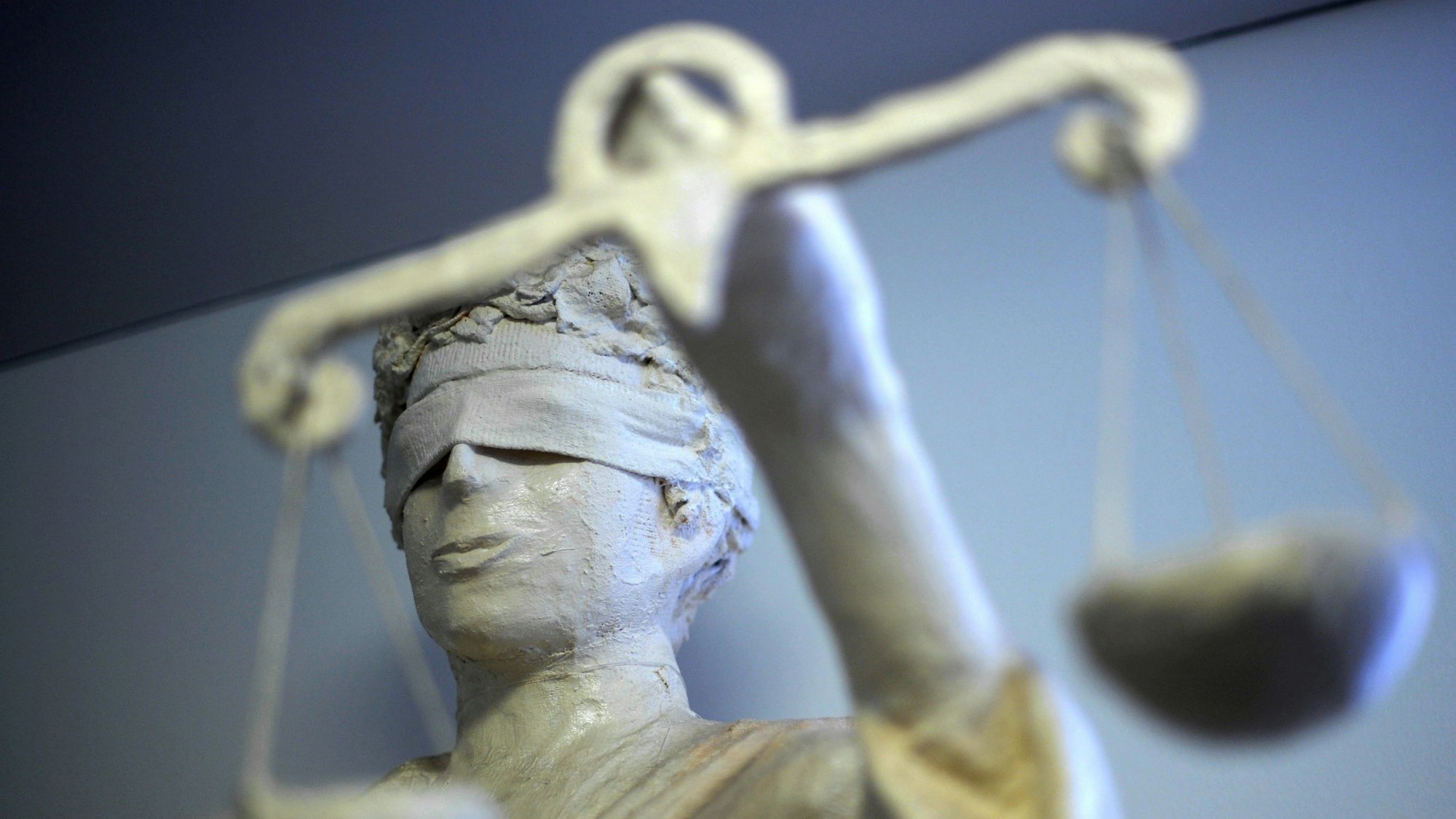 Die Statue Justitia ist in einem Amtsgericht zu sehen