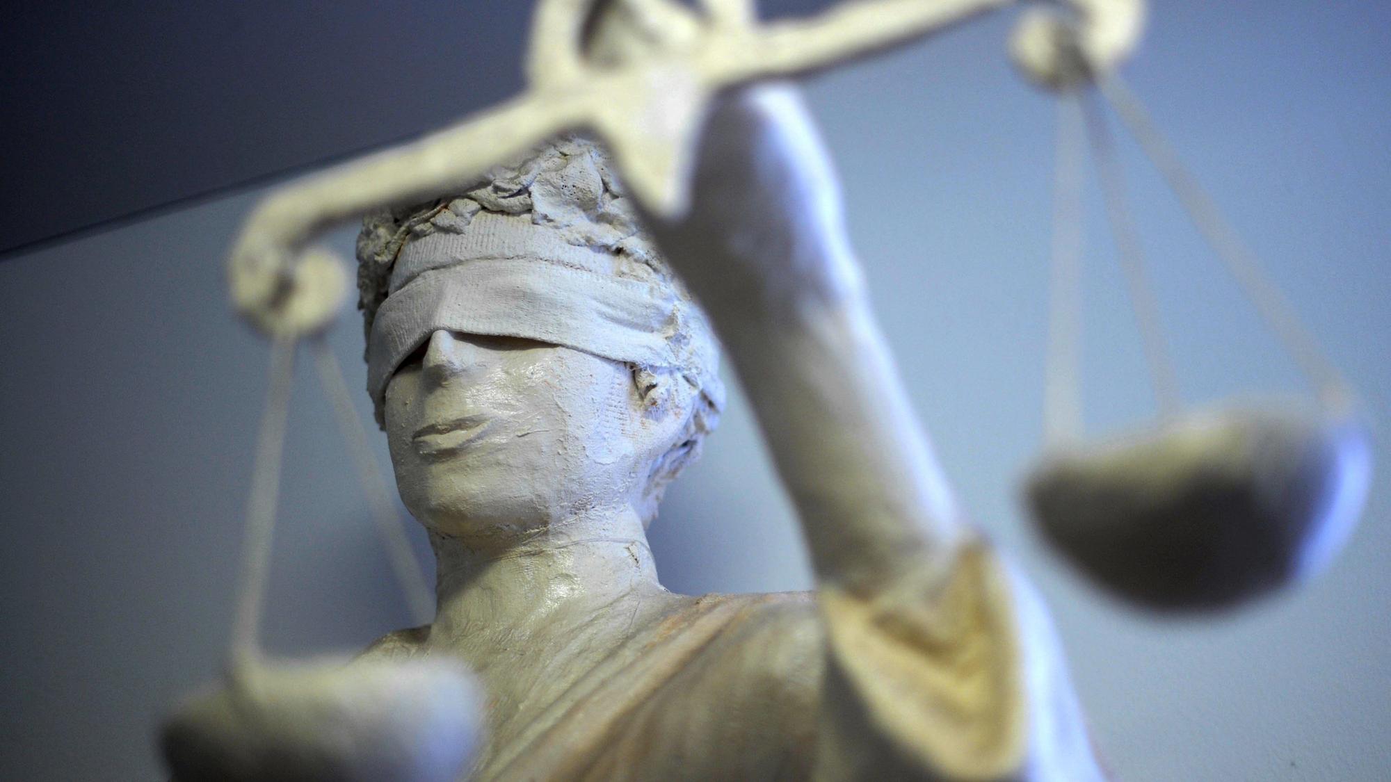 Die Statue Justitia ist in einem Amtsgericht zu sehen.