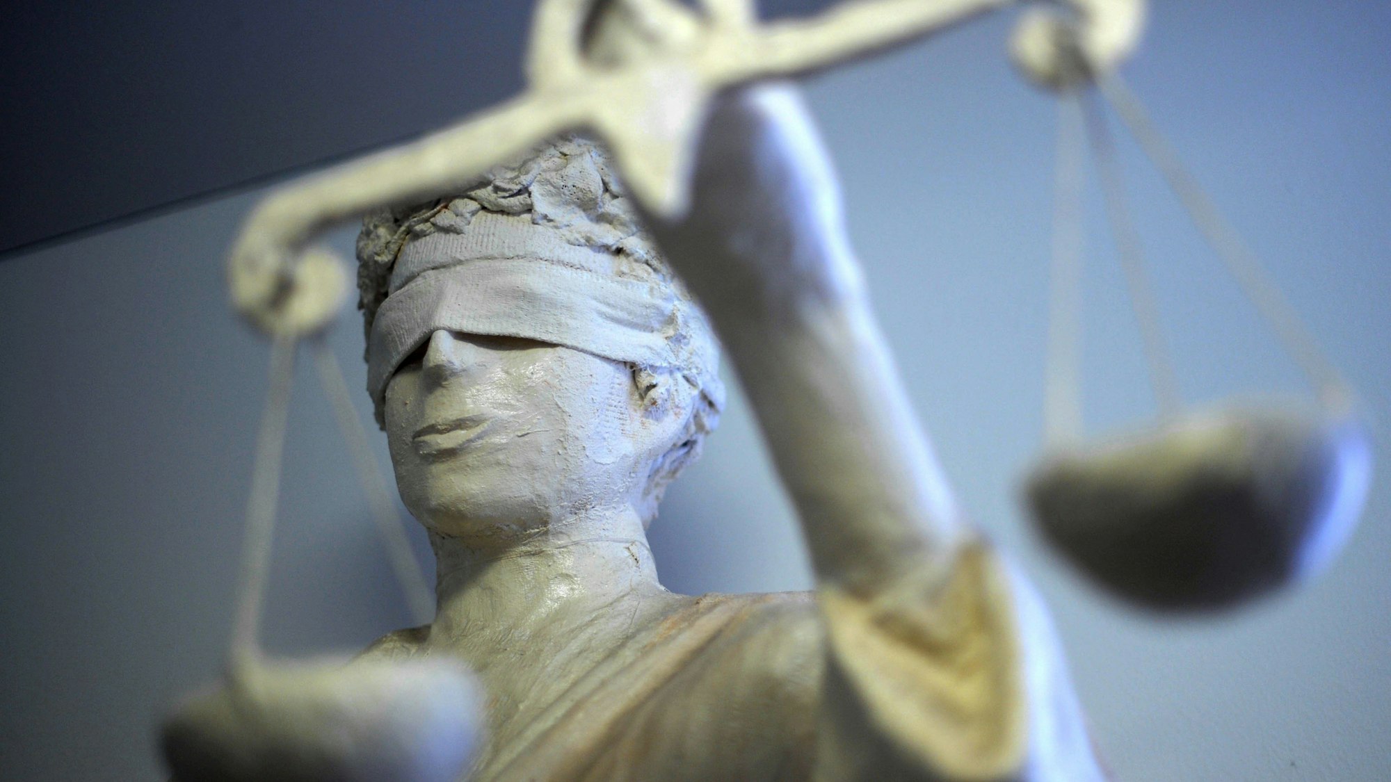 Die Statue Justitia ist in einem Amtsgericht zu sehen.