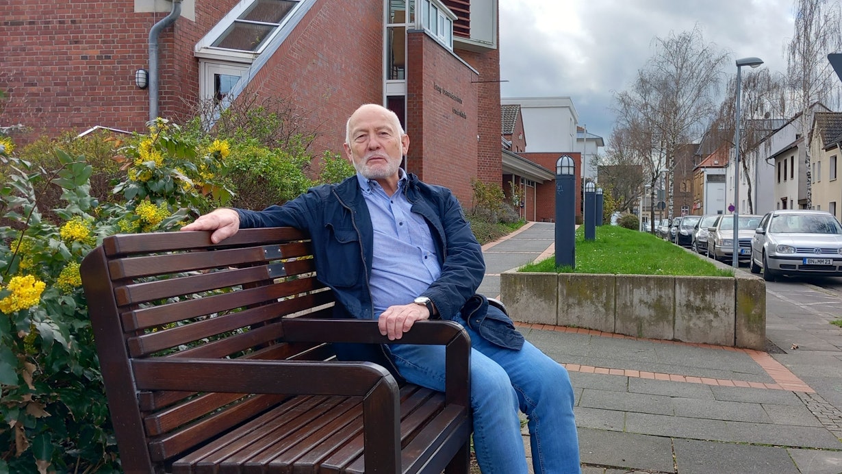 Joachim Diedrichs vom Seniorenforum auf einer der Bänke, die der Verein bald der Stadt übergeben wird. Gerade die an der evangelischen Kirche war zerstört worden.