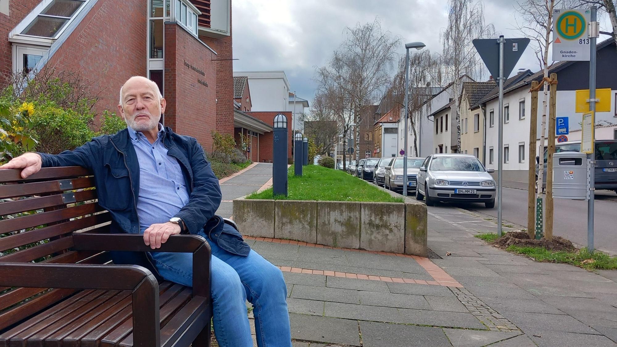 Joachim Diedrichs vom Seniorenforum auf einer der Bänke, die der Verein bald der Stadt übergeben wird. Gerade die an der evangelischen Kirche war zerstört worden.