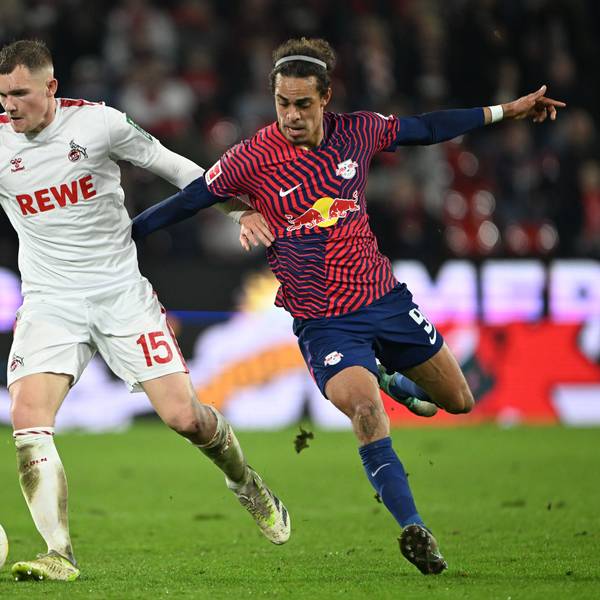 Kölns Luca Kilian und Leipzigs Yussuf Poulsen (r) kämpfen um den Ball.