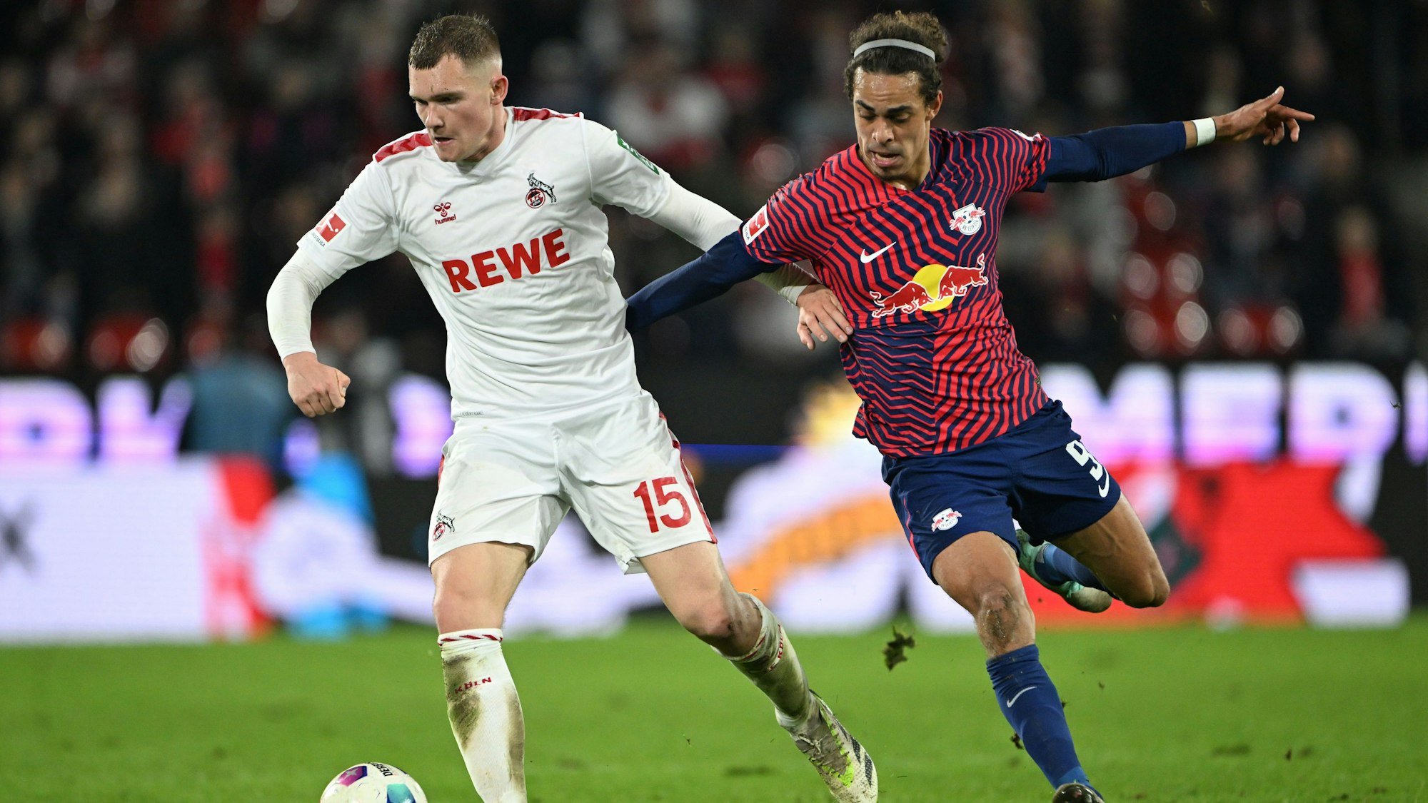 Kölns Luca Kilian und Leipzigs Yussuf Poulsen (r) kämpfen um den Ball.