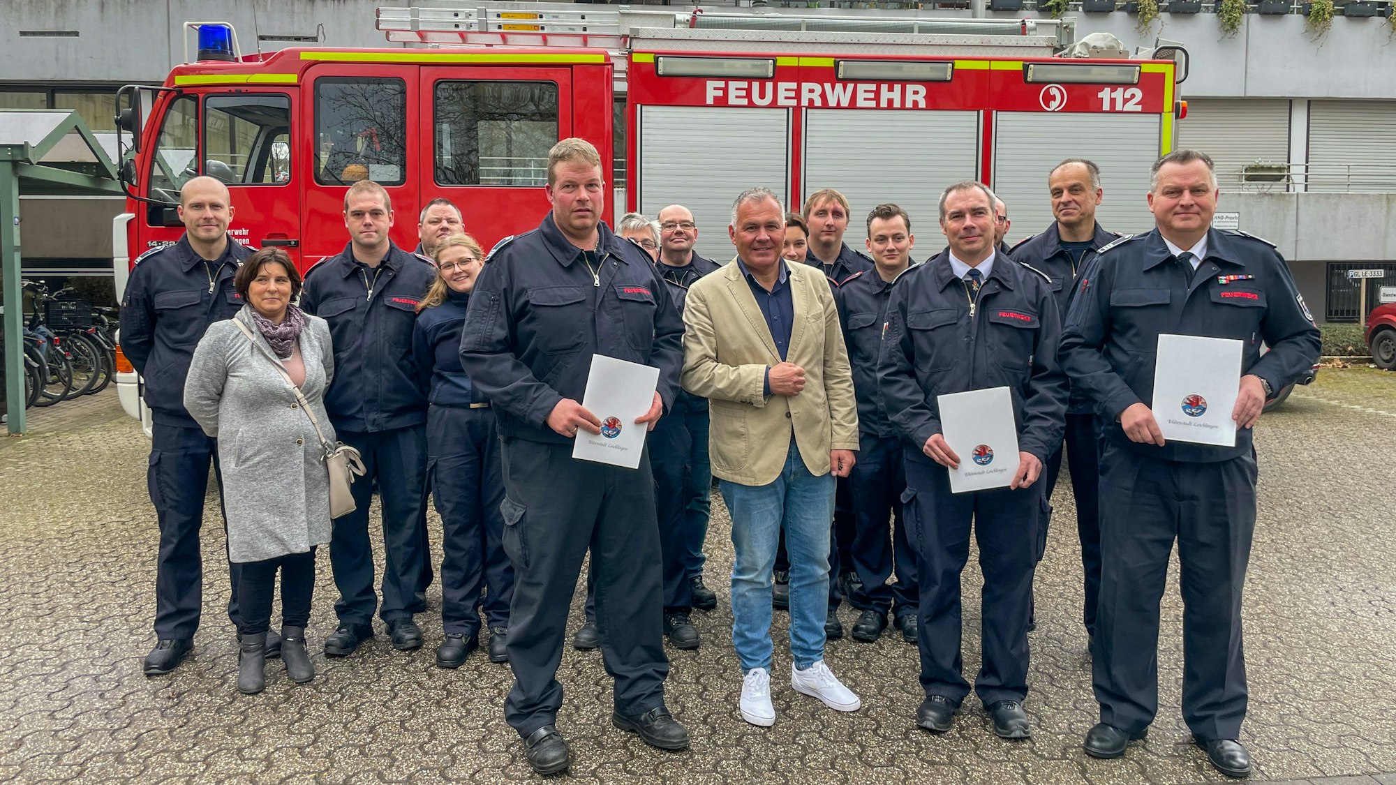 Die Freiwillige Feuerwehr Leichlingen vor einem Feuerwehrauto