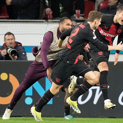 Patrik Schick freut sich, zwei andere Spieler laufen zu ihm.
