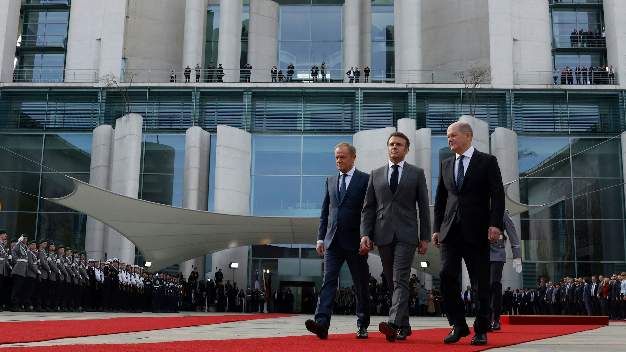 Polens Ministerpräsident Donald Tusk, Frankreichs Präsident Emmanuel Macron und Bundeskanzler Olaf Scholz (v.l.) vor dem Kanzleramt in Berlin.