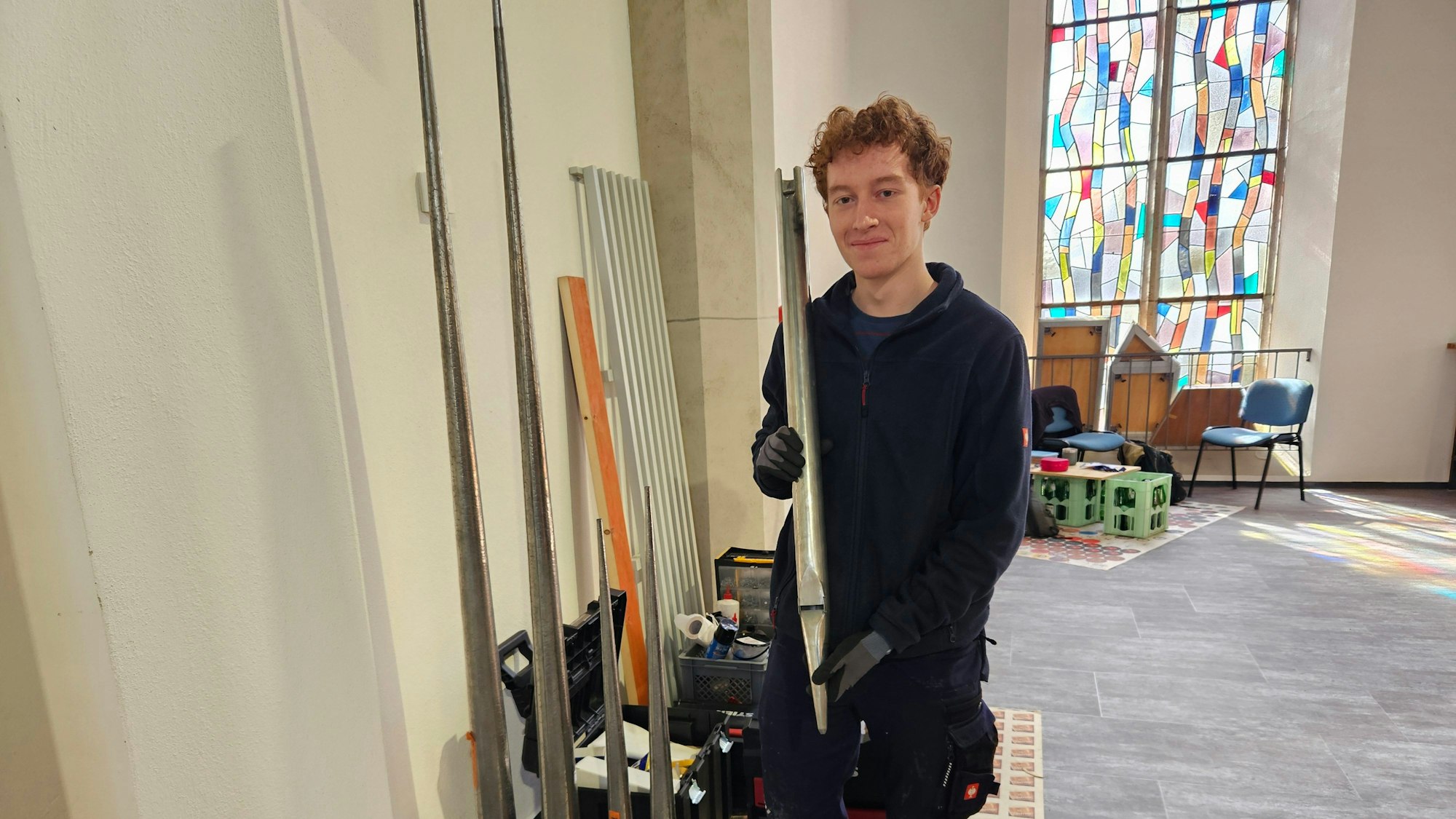 Orgelbaulehrling David Theis trägt eine Pfeife.