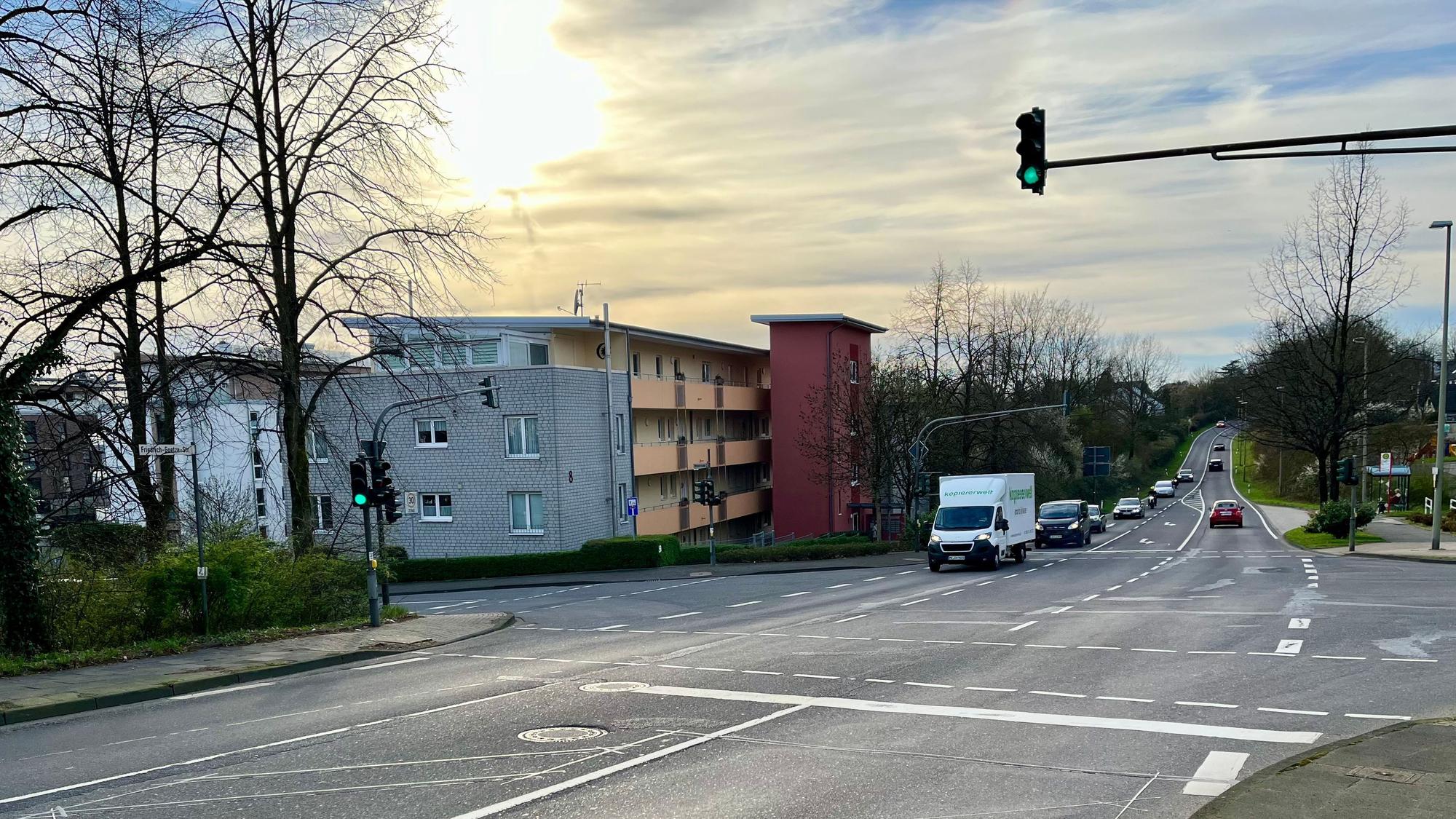 Blick auf die Landesstraße 291 in Burscheid, Richtung Leverkusen