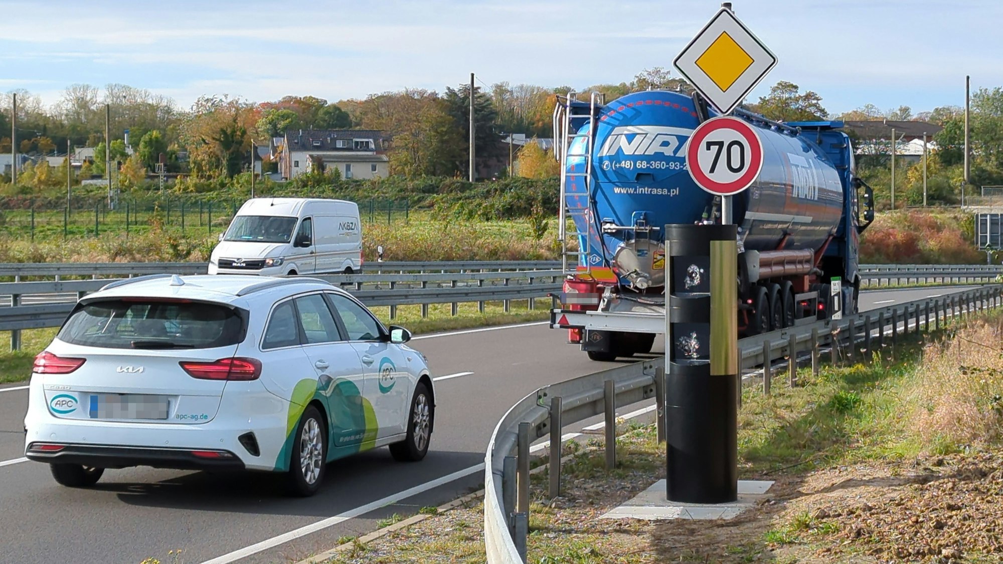 Auf dem Foto ist ein Blitzer in Hürth zu sehen, dessen Glasfront zertrümmert worden ist.