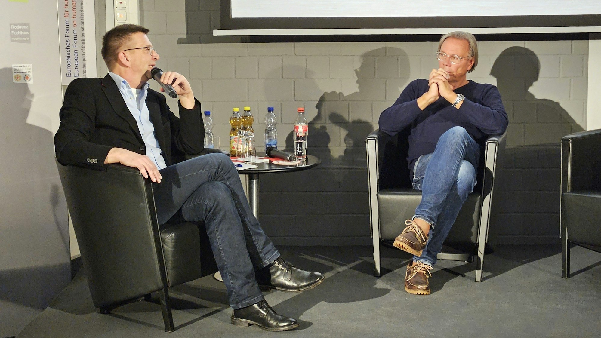 Christoph Heup und Prof. Harald Welzer sitzen auf der Bühne nebeneinander.