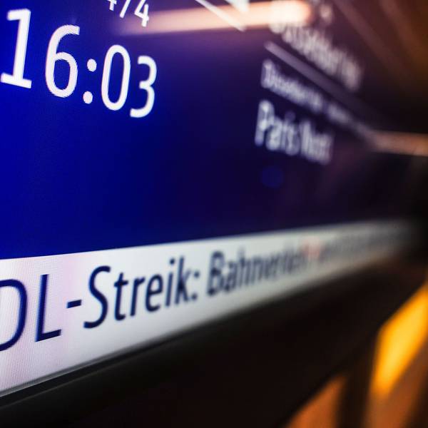Eine Anzeigetafel der Deutschen Bahn weist auf einen GDL-Streik hin. Seit Monaten sind die Tarifgespräche ohne Einigung, es kam bereits zu sechs Streiks. (Archivbild)