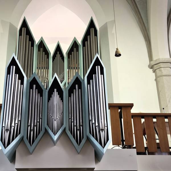 Blick auf die Orgelpfeifen auf der Empore in der Kirche in Gemünd.