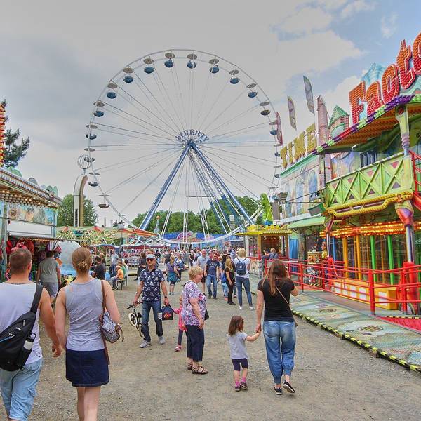 Kirmesbuden und Fahrgeschäfte beim Porzer Inselfest.