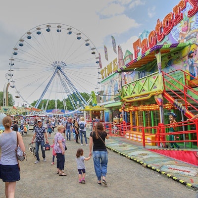 Kirmesbuden und Fahrgeschäfte beim Porzer Inselfest.
