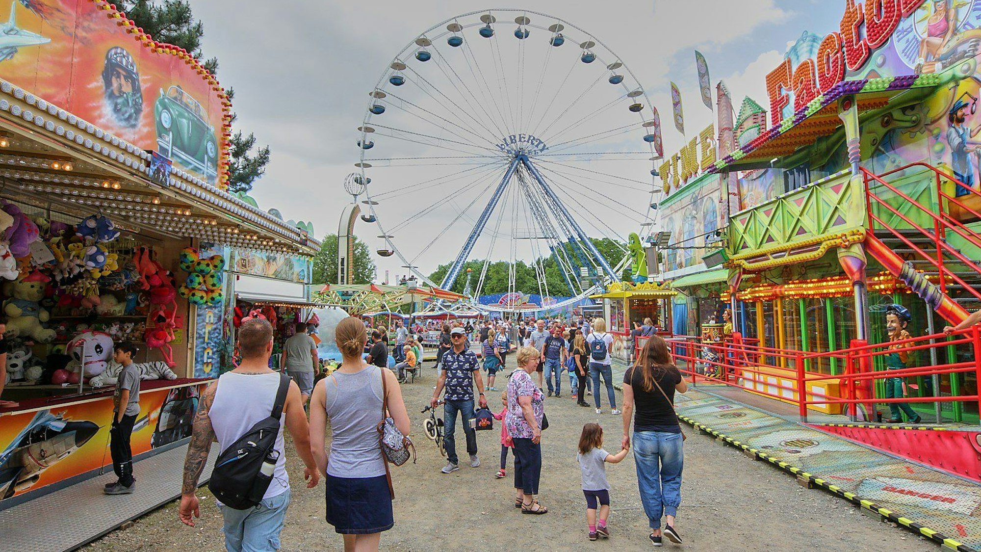 Kirmesbuden und Fahrgeschäfte beim Porzer Inselfest.