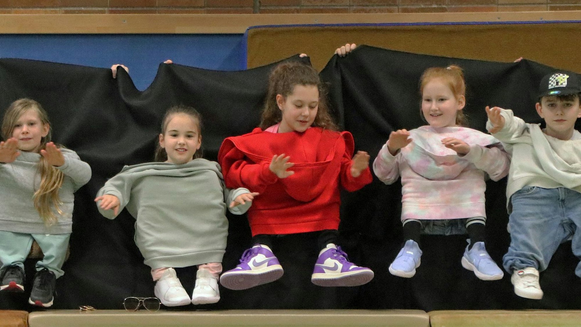 Auf dem Bild sind Kinder zu sehen, die einen Zwergentanz aufführen.