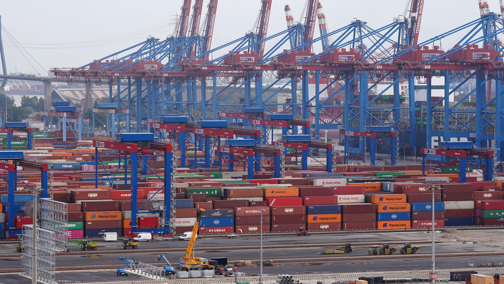 Container stehen im Hamburger Hafen an einem Terminal. Die EU-Staaten haben das Lieferkettengesetz beschlossen. (Symbolbild)