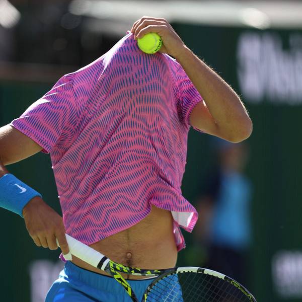 Angst vor Bienen: Carlos Alcaraz schützt sein Gesicht vor den Insekten, nachdem diese plötzlich den Centre Court in Indian Wells erobert hatten.