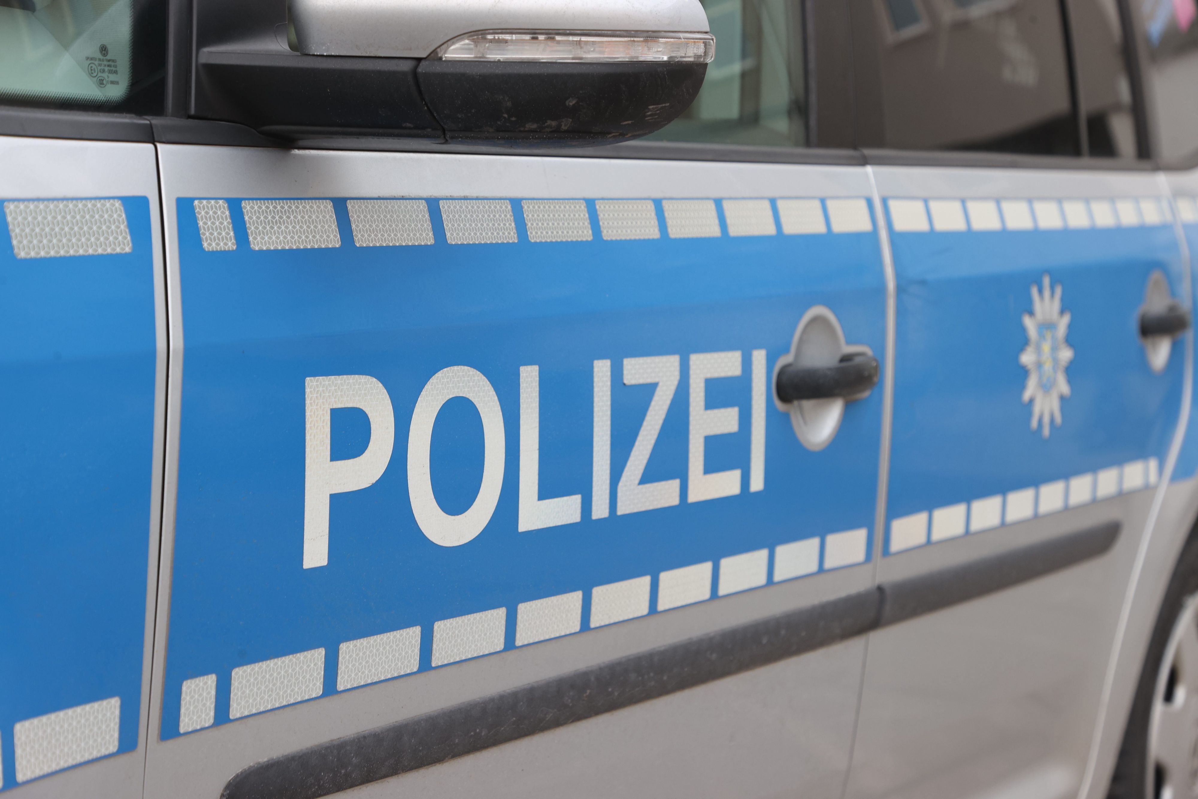 An einem Polizeifahrzeug steht der Schriftzug „Polizei“ (Symbolfoto).