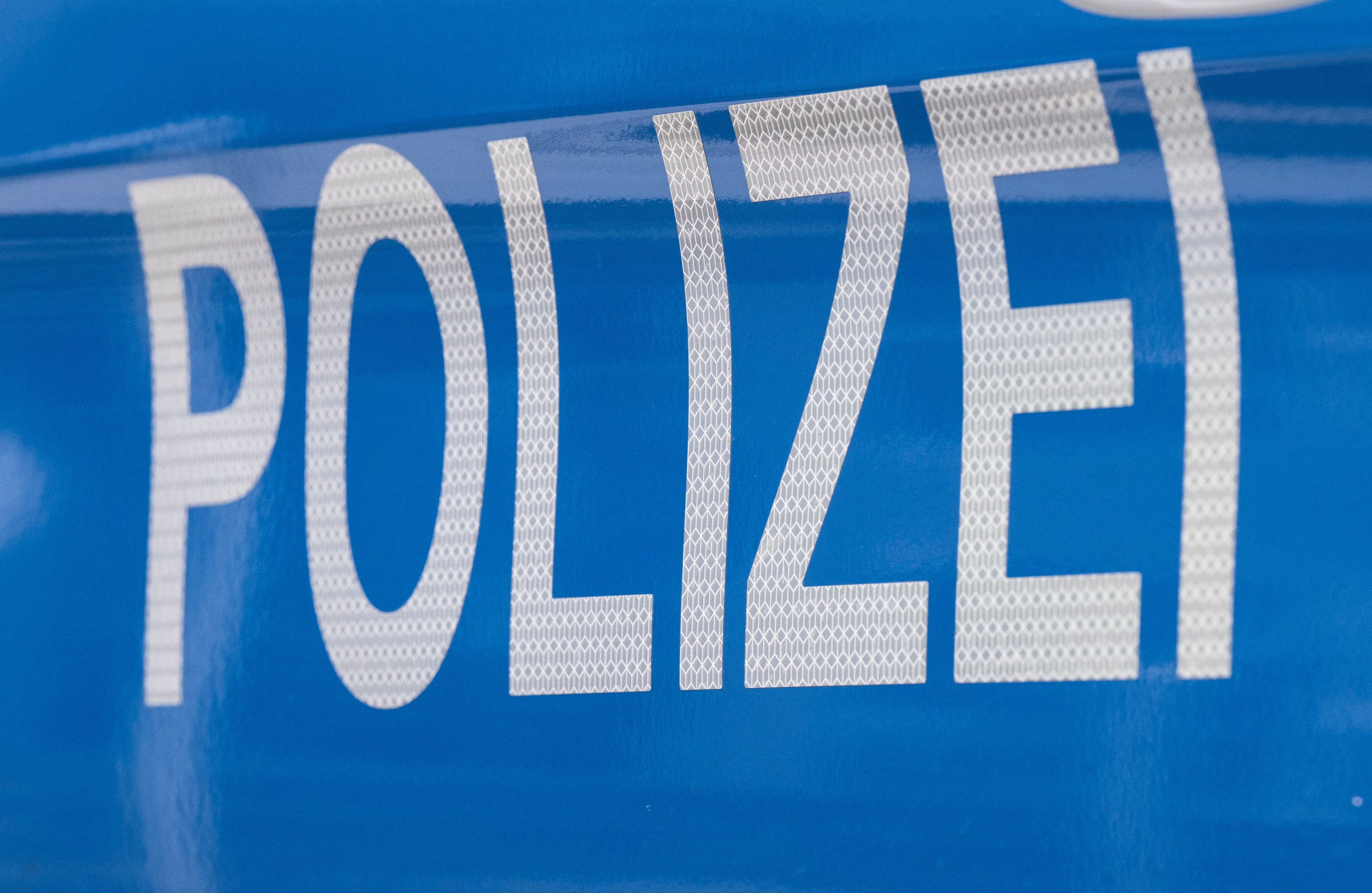 SYMBOLBILD - 25.08.2023, Hessen, Offenbach/M.: Der Schriftzug ·Polizei· ist auf einem Streifenwagen zu lesen.