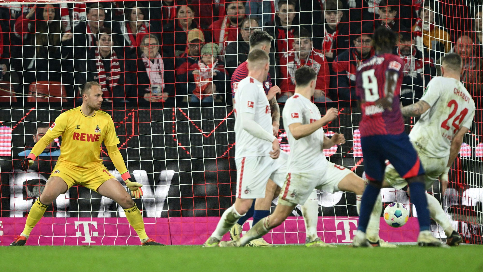 15.03.2024, Nordrhein-Westfalen, Köln: Fußball: Bundesliga, 1. FC Köln - RB Leipzig, 26. Spieltag im RheinEnergieStadion, Leipzigs Amadou Haidara (2.v.r) erzielt zum 1:4.