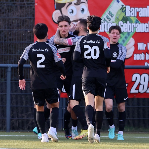 Auf dem Bild sind Fußballer beim Torjubel zu sehen