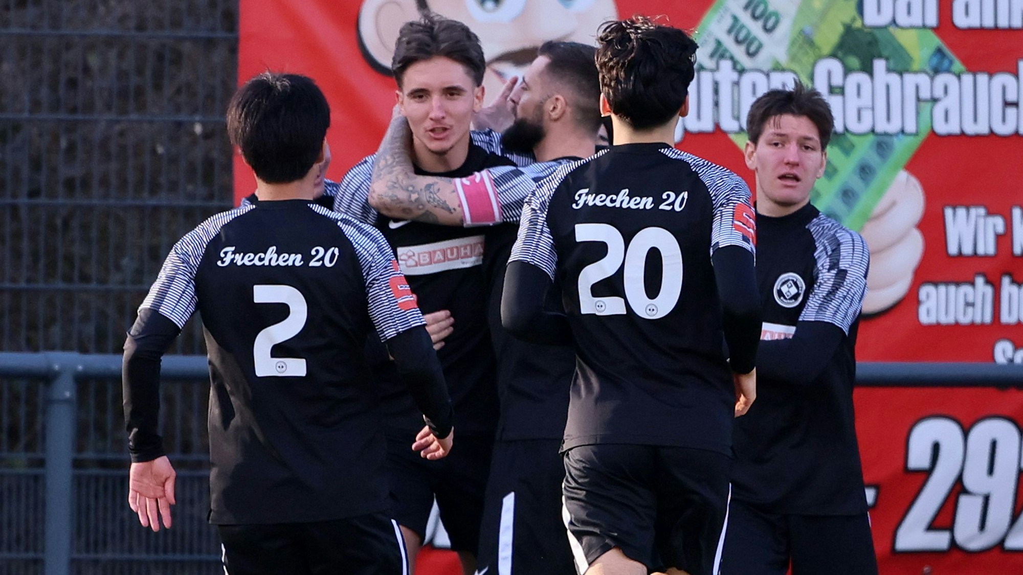 Auf dem Bild sind Fußballer beim Torjubel zu sehen