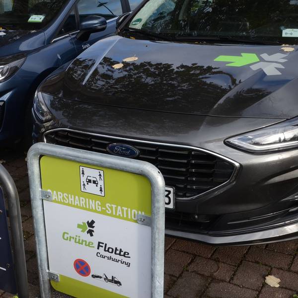 Schilder weisen Parkplätze als Carsharing-Station aus.