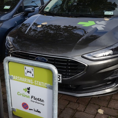 Schilder weisen Parkplätze als Carsharing-Station aus.