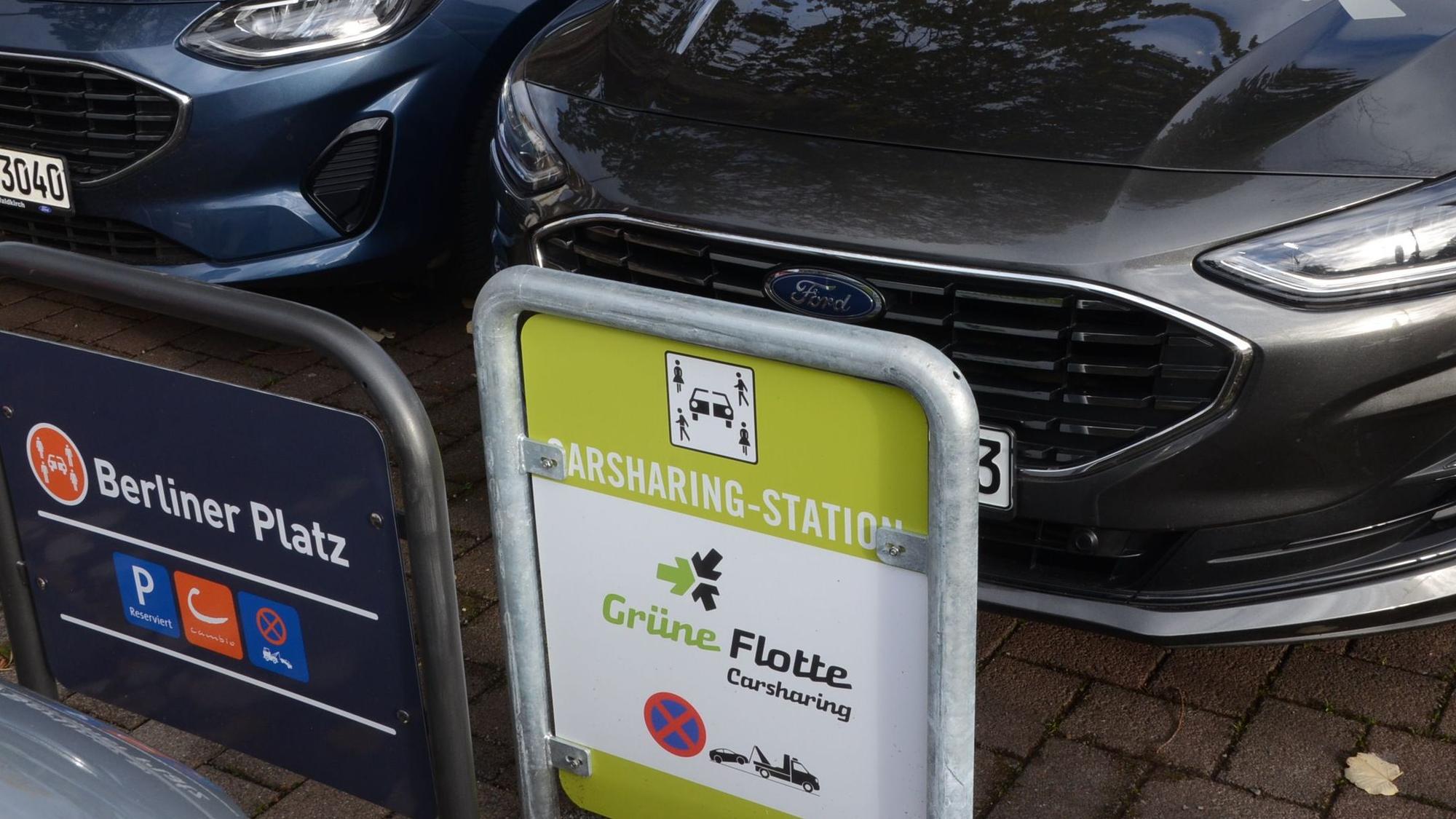 Schilder weisen Parkplätze als Carsharing-Station aus.