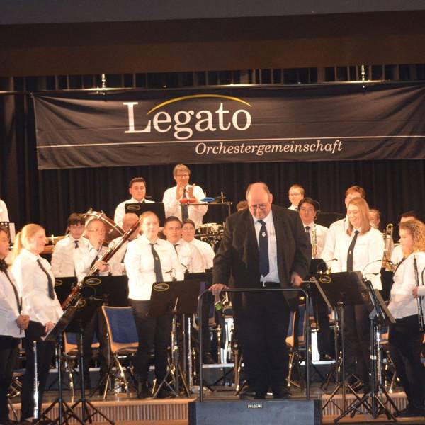 Gruppenbild der Legato-Orchestergemeinschaft mit ihrem Dirigenten