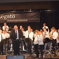 Gruppenbild der Legato-Orchestergemeinschaft mit ihrem Dirigenten