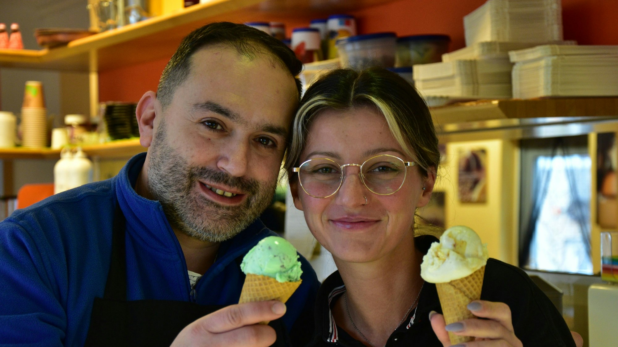 Test Eisdielen, Eiscafé Tormen in Ruppichteroth: Inhaber Fai Massimiliano mit dem After Eight-Eis (l.) und Mitarbeiterin Alessia Zimmerschied hat das Weiße Schokoladeneis mit Karamell und Honig