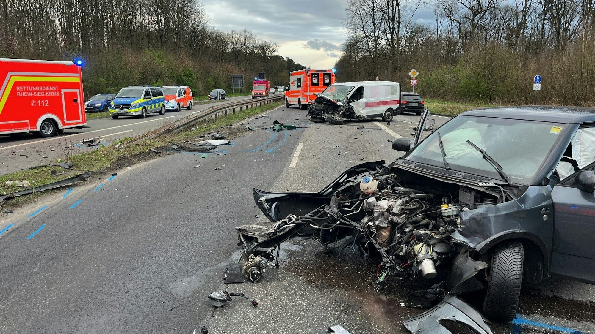 Bei einem schweren Unfall auf einer Lohmarer Kreuzung wurden vier Personen verletzt.