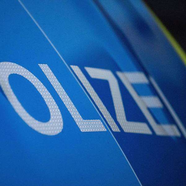 Das Wort Polizei ist auf der Karosserie eines Polizeifahrzeugs zu sehen.