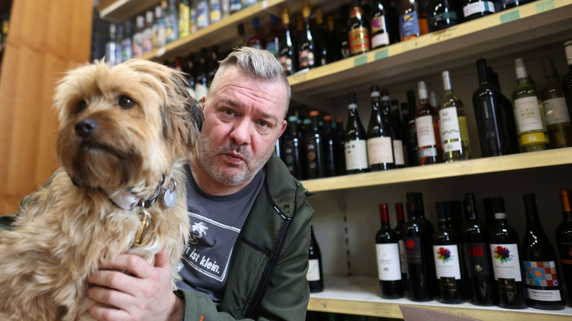 Die Hündin ist ein Segen: Viermal am Tag zwingt Roumi Wuschelwurst Martin Bechler weg vom Schreibtisch.