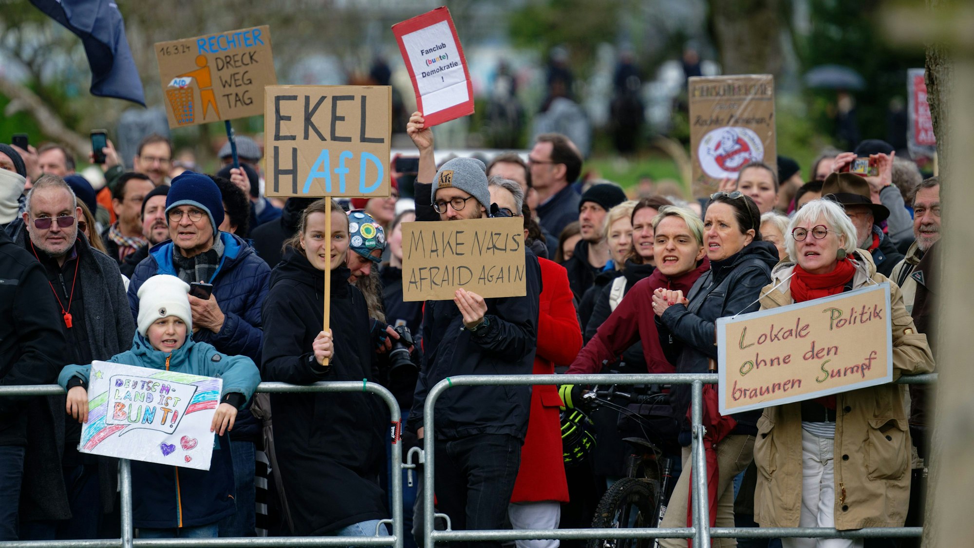 Teilnehmer einer Kundgebung von „Düsseldorf stellt sich quer“ protestieren gegen eine Demonstration der AfD gegen eine geplante Flüchtlingsunterkunft. Auch an diesem Wochenende haben in verschiedenen Städten Nordrhein-Westfalens wieder Tausende für die Demokratie und für Toleranz demonstriert.