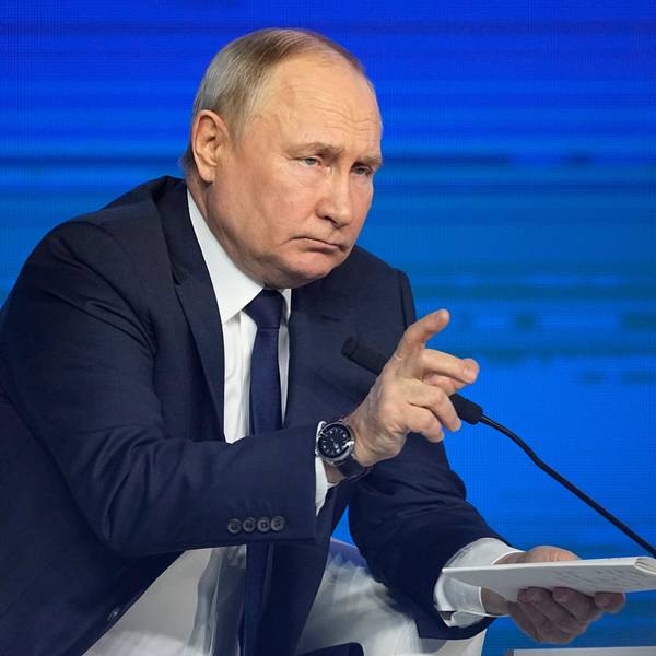 Russlands Präsident Wladimir Putin auf der Bühne in Moskau. Laut westlichen Geheimdiensten bereitet Russland sich auf einen Angriff auf ein Nato-Land vor. (Archivbild)