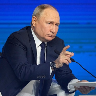 Russlands Präsident Wladimir Putin auf der Bühne in Moskau. Laut westlichen Geheimdiensten bereitet Russland sich auf einen Angriff auf ein Nato-Land vor. (Archivbild)