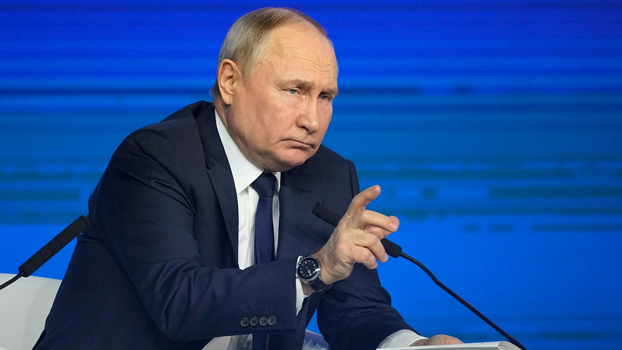 Russlands Präsident Wladimir Putin auf der Bühne in Moskau. Laut westlichen Geheimdiensten bereitet Russland sich auf einen Angriff auf ein Nato-Land vor. (Archivbild)