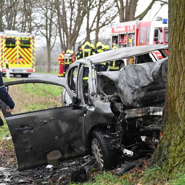 Bei dem Unfall ist ein Pkw gegen einen Baum geprallt und hat Feuer gefangen. Der Fahrer ist vor Ort verstorben.