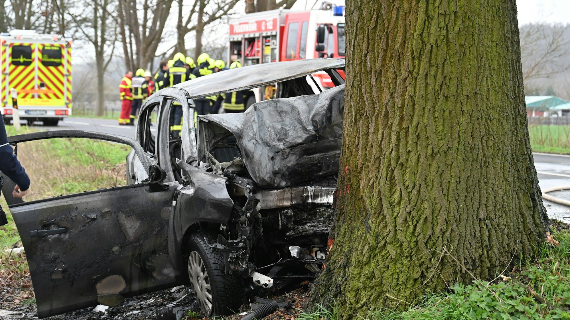 Bei dem Unfall ist ein Pkw gegen einen Baum geprallt und hat Feuer gefangen. Der Fahrer ist vor Ort verstorben.