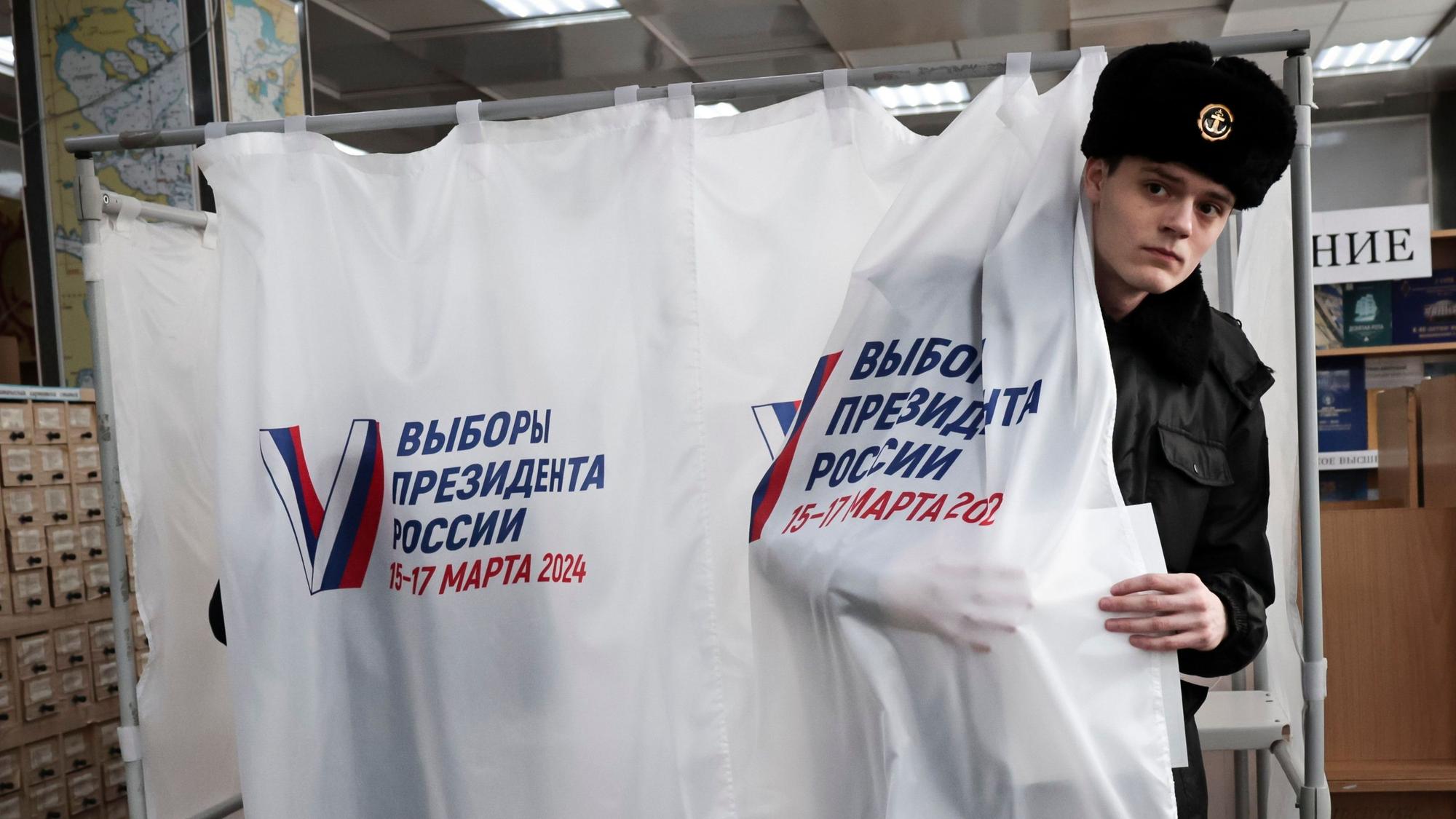 Ein Student der Maritimen Staatlichen Universität verlässt nach seiner Stimmabgabe bei Putins Scheinwahl in Russland eine Kabine in Wladiwostok.