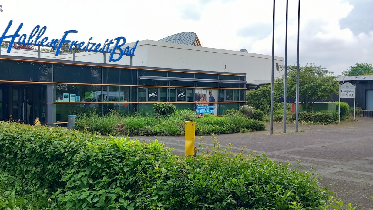 Blick auf den Eingangsbereich des Hallenfreizeitbades.