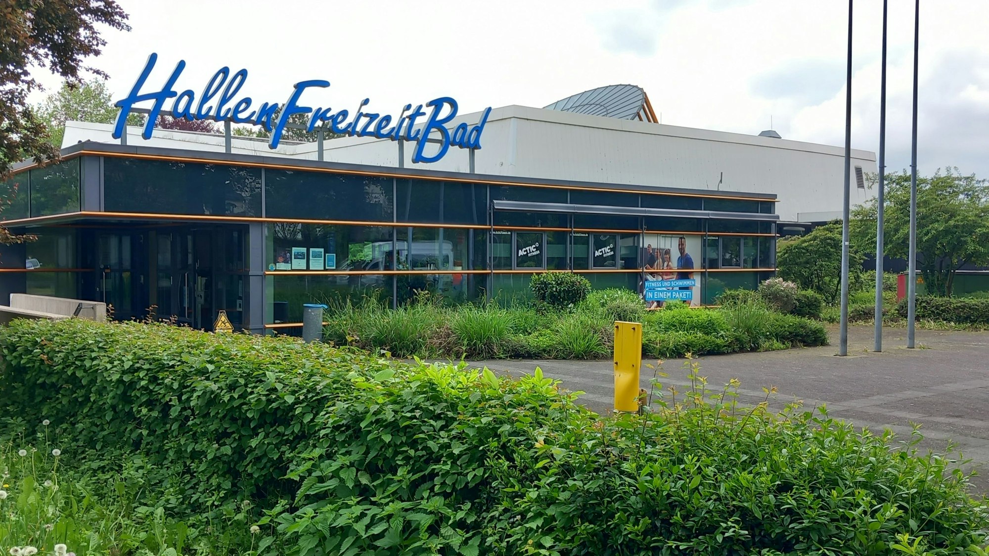 Blick auf den Eingangsbereich des Hallenfreizeitbades.